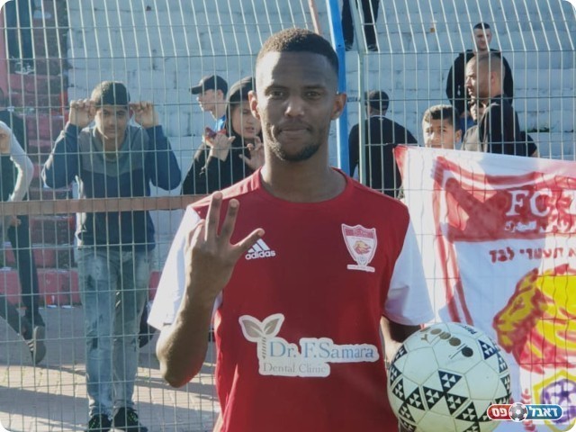 מתנאל טדסה עם כדור המשחק (נזיה סולטן)